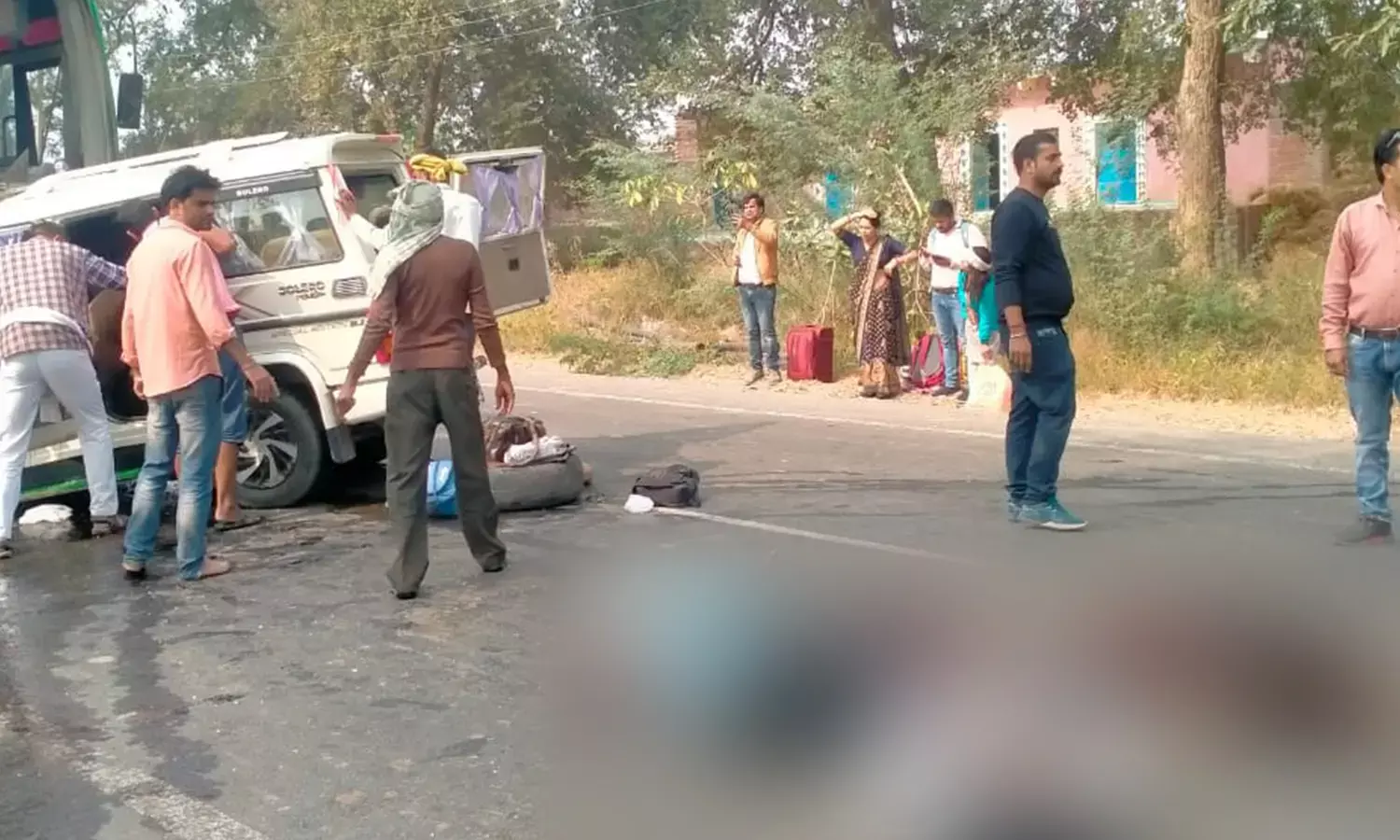 सड़क हादसे में 6 की दर्दनाक मौत, 5 मृतक एक ही परिवार के