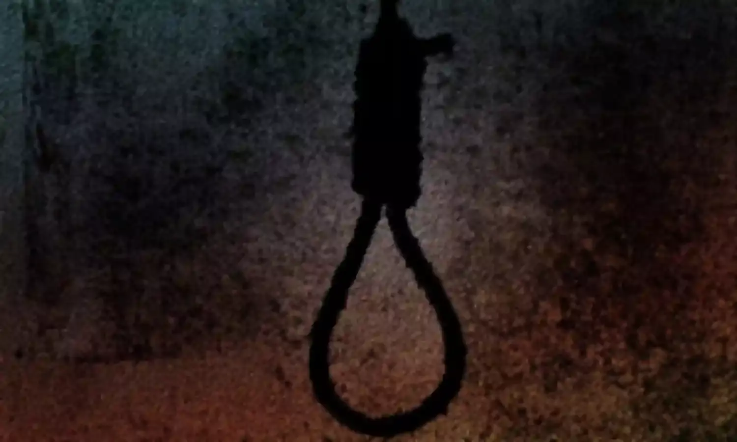 पेड़ से लटका मिला सिक्योरिटी गार्ड का शव, पुलिस जांच में जुटी