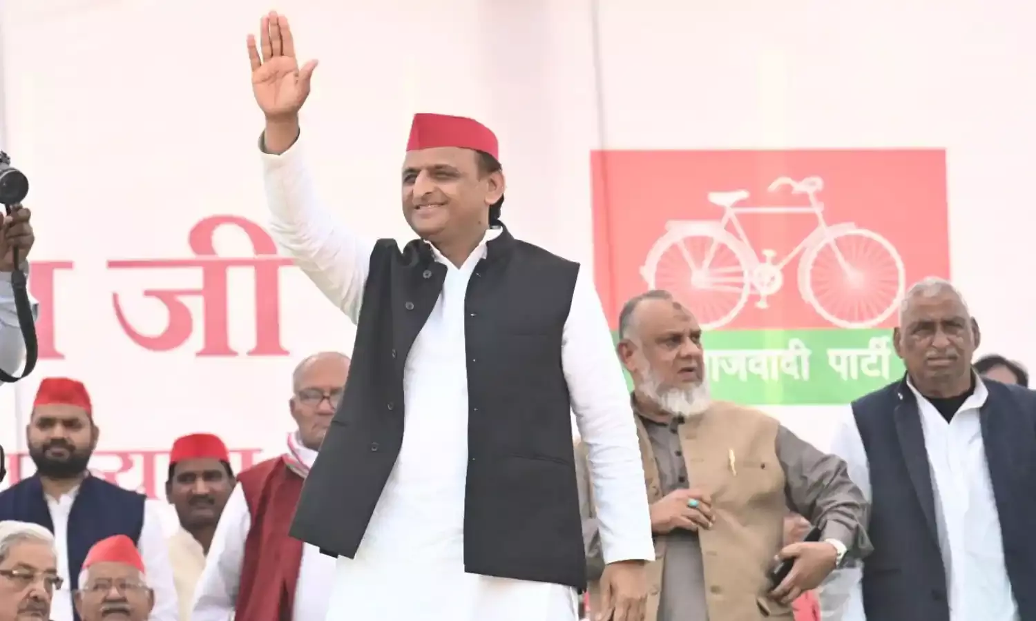 नेताजी की जयंती के मौके पर मंच से अखिलेश यादव को प्रधानमंत्री बनाने की उठी मांग