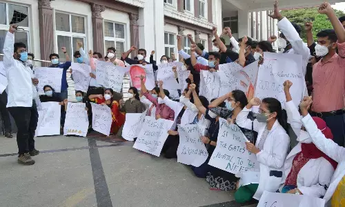 परीक्षा में शामिल होने से रोके जाने के बाद एमबीबीएस छात्रों ने किया विरोध प्रदर्शन