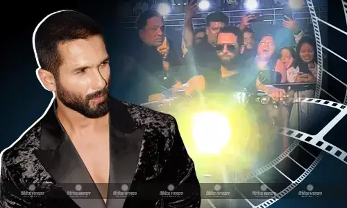 भारतीय अंतरराष्ट्रीय फिल्म महोत्सव 2023 में परफॉर्म करते हुए स्टेज पर गिर पड़े शाहिद कपूर, फिर ऐसे किया रिएक्ट वीडियो वायरल भारतीय अंतरराष्ट्रीय फिल्म महोत्सव 2023 में परफॉर्म करते हुए स्टेज पर गिर पड़े शाहिद कपूर, फिर ऐसे किया रिएक्ट वीडियो वायरल