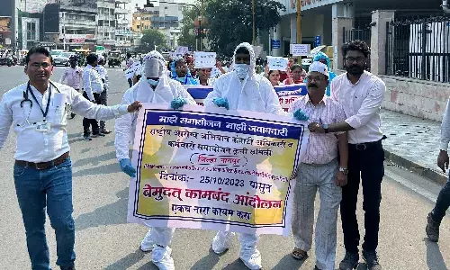 ठेका कर्मचारियों का अनोखा आंदोलन ठेका कर्मचारियों का अनोखा आंदोलन