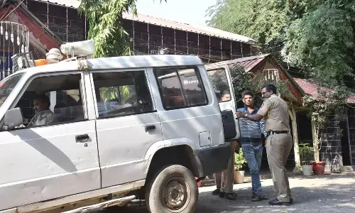समाजसेवियों ने ठग की पिटाई कर किया पुलिस के हवाले समाजसेवियों ने ठग की पिटाई कर किया पुलिस के हवाले