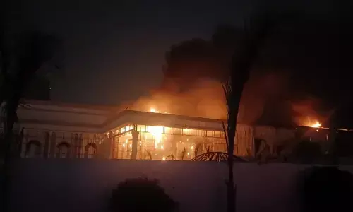 नोएडा के बैंक्वेट हॉल में लगी भीषण आग, आसपास के इलाके को कराया जा रहा खाली