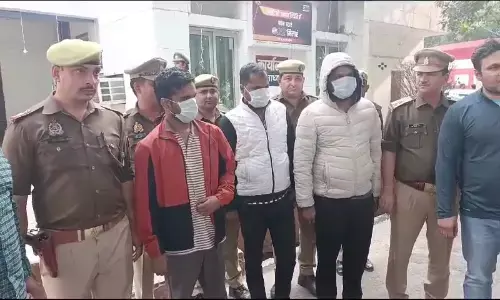 फ्लिपकार्ट के लिफाफे में गांजा और चरस रखकर तस्करी करने वाली महिला समेत चार गिरफ्तार