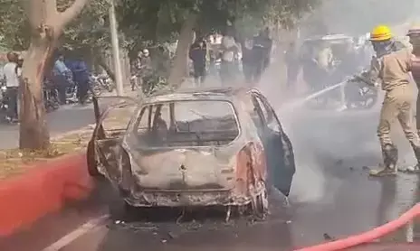 चलती कार बनी आग का गोला, चालक ने कूदकर बचाई जान