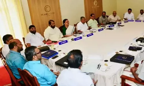 केरल कैबिनेट की बैठक निजी होटल के बार में हुई केरल कैबिनेट की बैठक निजी होटल के बार में हुई