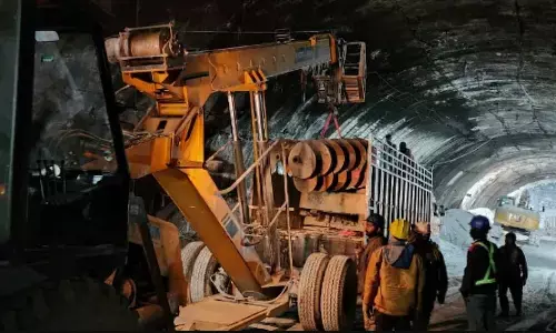सुबह आठ बजे तक टनल से बाहर आ सकते हैं 41 मजदूर,  ड्रिलिंग का काम अंतिम चरण में,  रेस्क्यू टीम ने दी जानकारी सुबह आठ बजे तक टनल से बाहर आ सकते हैं 41 मजदूर,  ड्रिलिंग का काम अंतिम चरण में,  रेस्क्यू टीम ने दी जानकारी