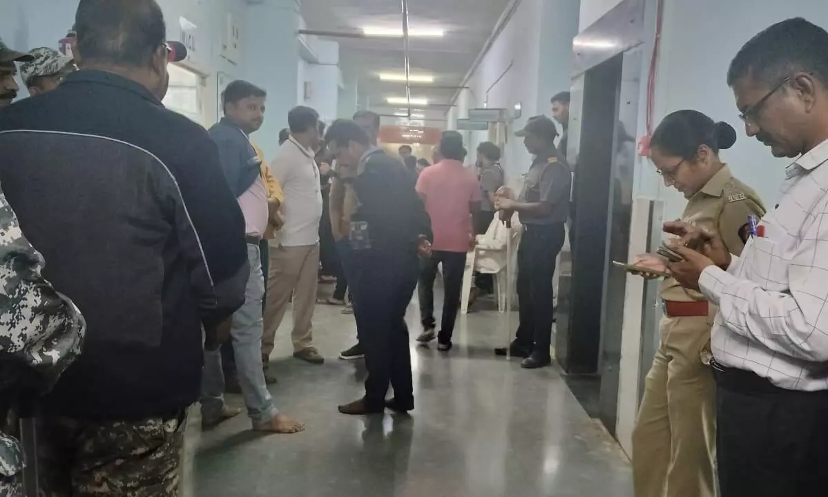 पीडीएमसी के एमआईसीयू में भर्ती महिला मरीज की मौत के बाद हंगामा पीडीएमसी के एमआईसीयू में भर्ती महिला मरीज की मौत के बाद हंगामा