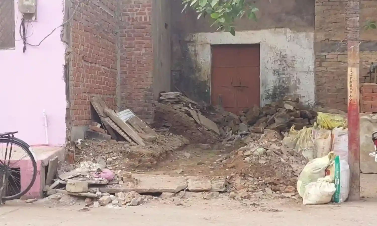 आर.पी. विद्यालय क्रमांक-२ के निकास मार्ग पर किया जा रहा अतिक्रमण