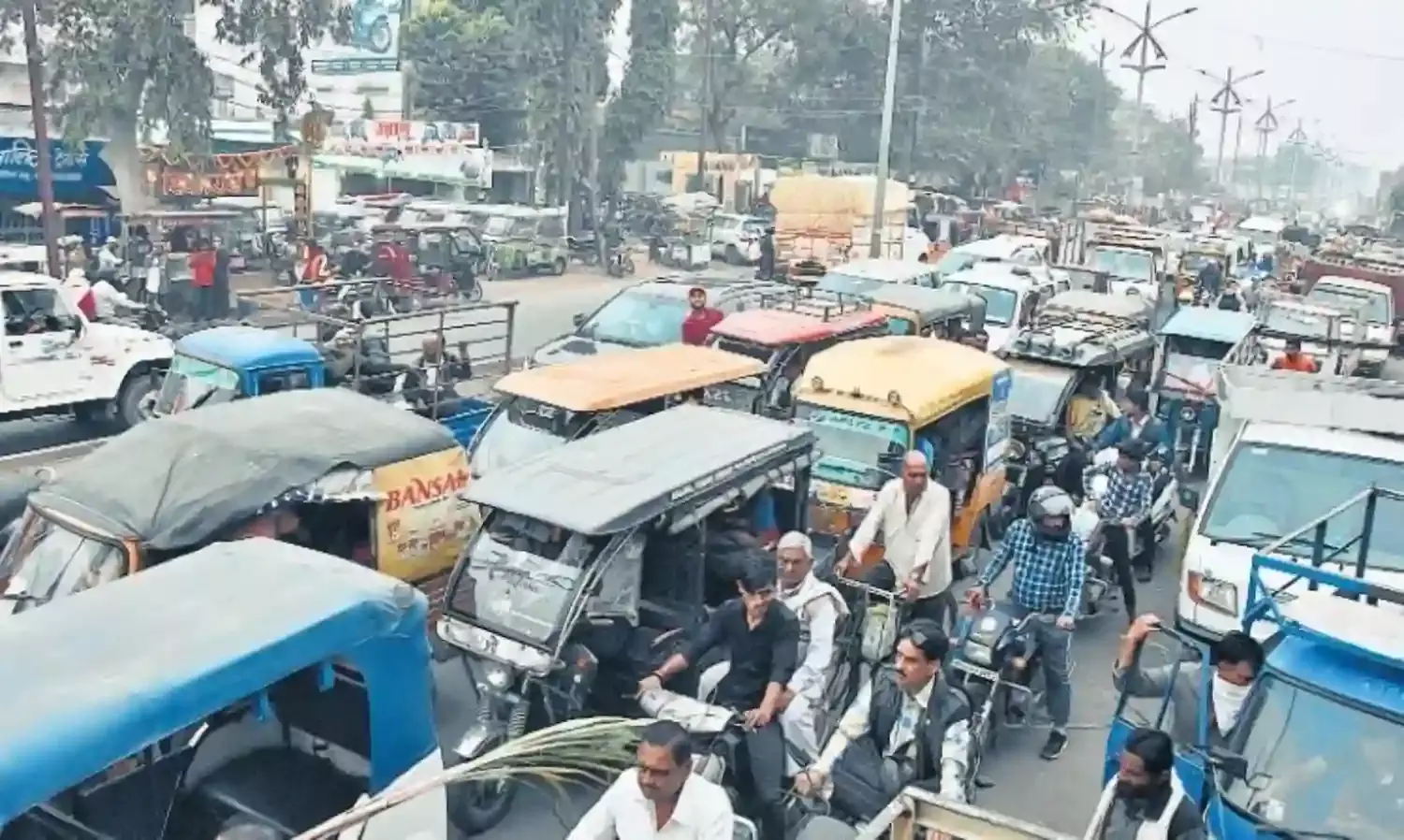 बाजार के लिए खाली पड़ी आधा किमी लम्बी जगह तो फिर सड़क पर क्यों लग रहीं दुकानें