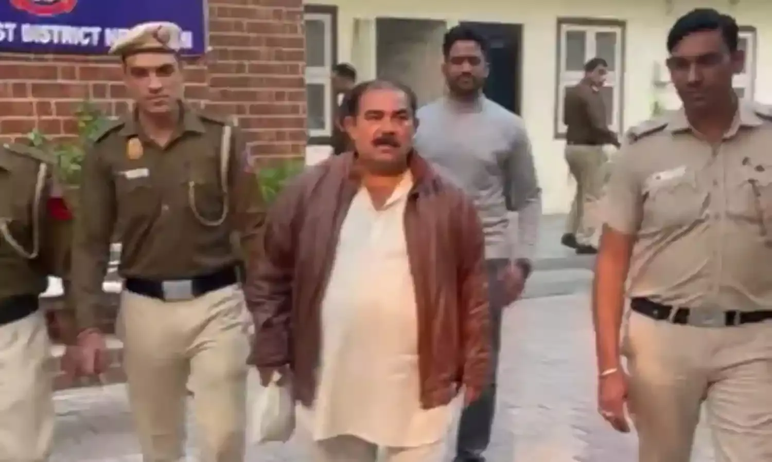 खुद को इंस्पेक्टर बताकर 1.5 लाख रुपये की ली रिश्वत, दिल्ली पुलिस ने किया गिरफ्तार