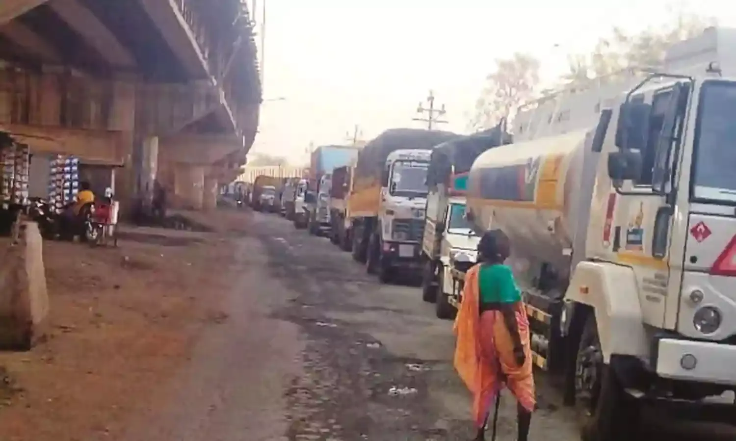 हर आधे घंटे में हाईवे पर लग रहा एक किलोमीटर तक जाम
