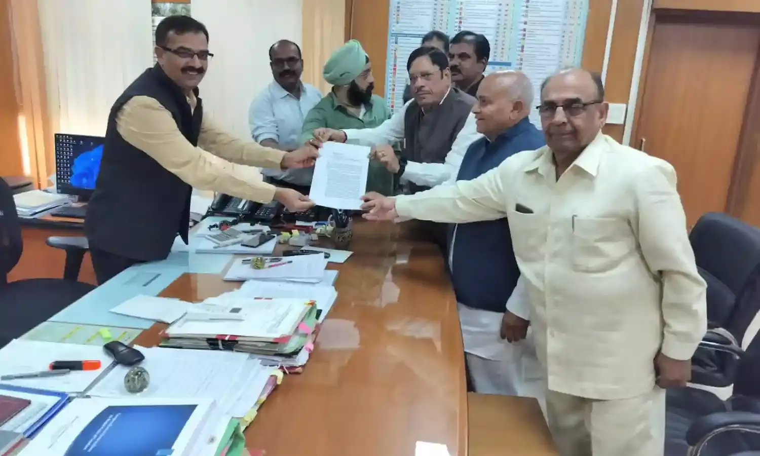 भिंड कलेक्टर को मतगणना से दूर रखने की मांग