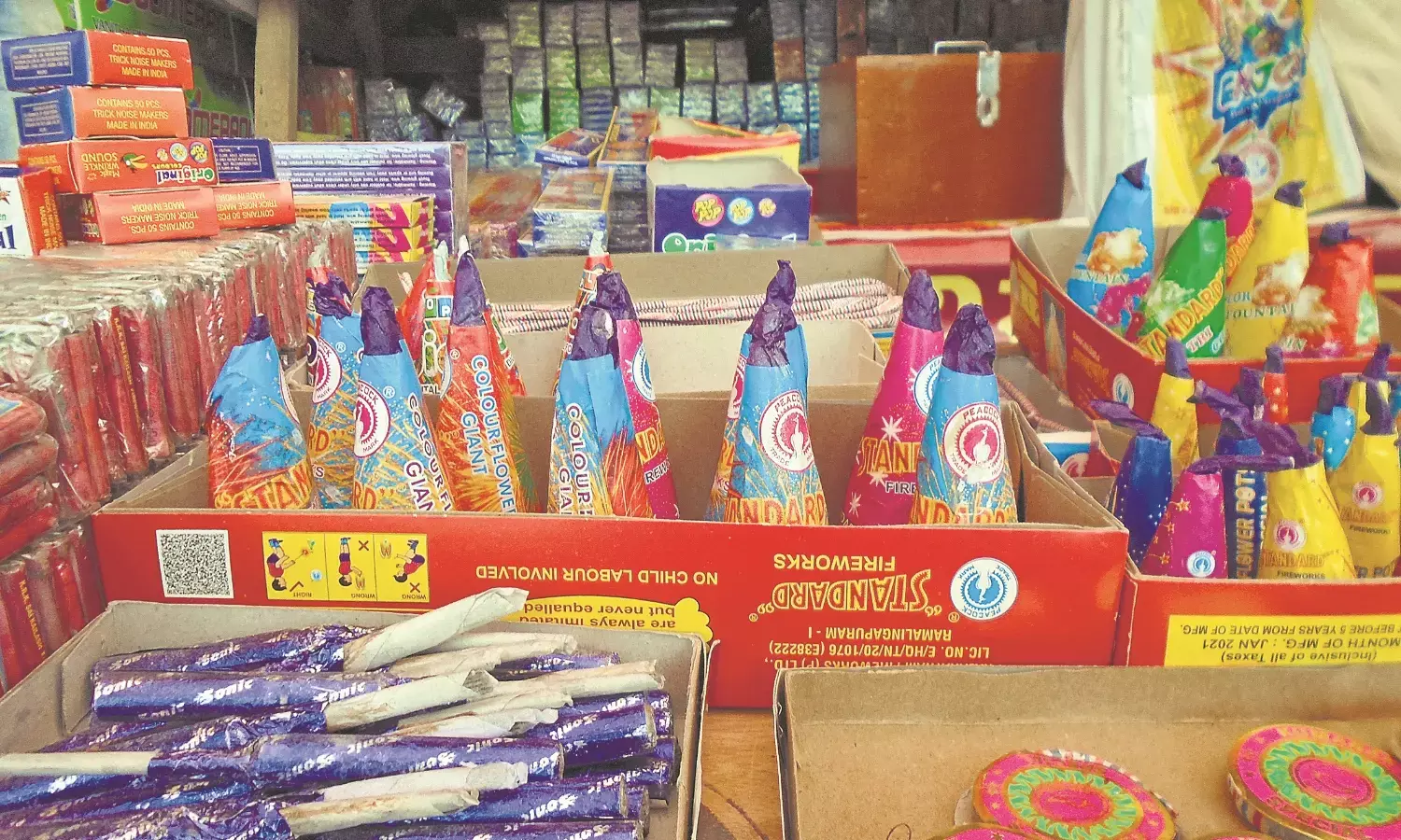 वणी में तीन पटाखा दुकानों से ढाई लाख रुपए का माल जब्त