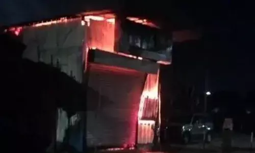 फ्रिजर का कम्प्रेसर फटने से लगी आग