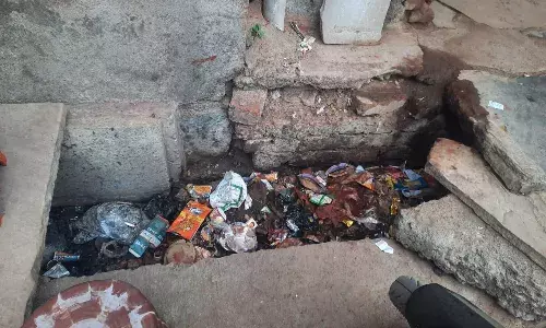 अजयगढ बस स्टैण्ड में चारों तरफ गंदगी, बजबजा रहीं नालियां