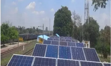 रेलवे पटरी के बगल में लगेंगे सोलर पैनल