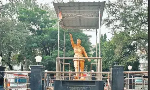 नेताजी सुभाषचंद्र बोस की प्रतिमा से की गई छेड़छाड़ नेताजी सुभाषचंद्र बोस की प्रतिमा से की गई छेड़छाड़