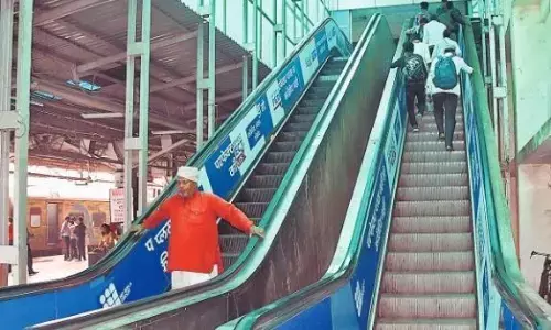 शिकायत के बाद भी ध्यान नहीं दे रहे रेलवे अधिकारी नागरिक परेशान शिकायत के बाद भी ध्यान नहीं दे रहे रेलवे अधिकारी नागरिक परेशान