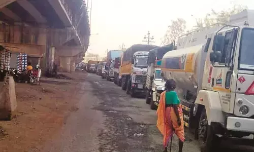 हर आधे घंटे में हाईवे पर लग रहा एक किलोमीटर तक जाम हर आधे घंटे में हाईवे पर लग रहा एक किलोमीटर तक जाम