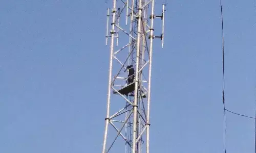 प्रेमिका ने शादी से किया इनकार तो टाॅवर पर चढ़ा आशिक प्रेमिका ने शादी से किया इनकार तो टाॅवर पर चढ़ा आशिक