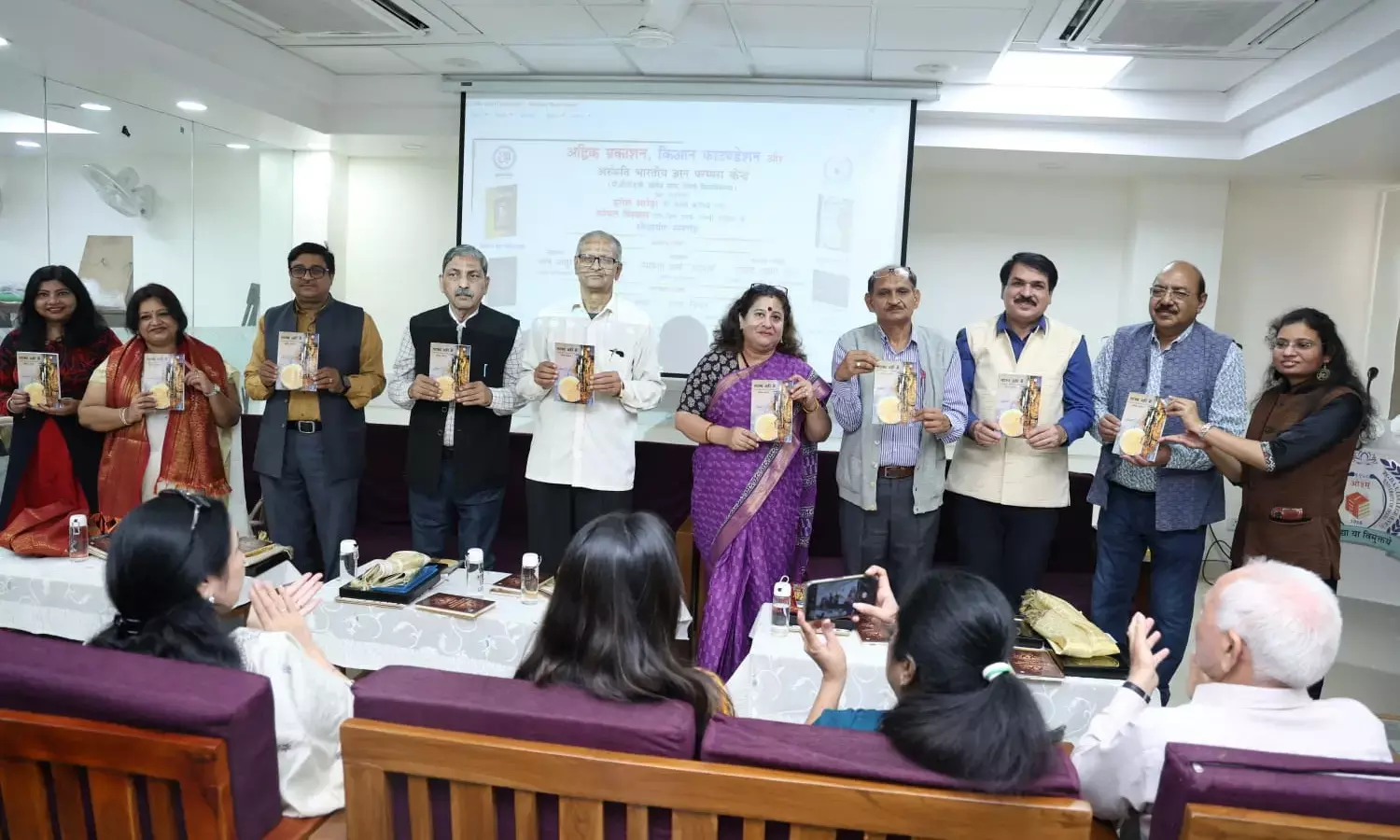 हरीश अरोड़ा की कविताओं में आयरनी है : पवन माथुर
