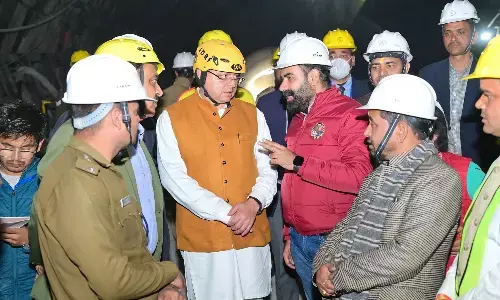 सिलक्यारा सुरंग हादसा : ऑगर मशीन का प्लेटफार्म ढहा, ड्रिलिंग फिर रुकी