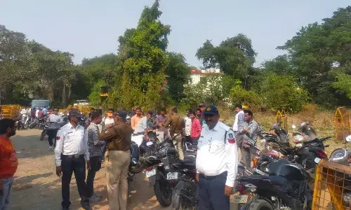 बिना हेलमेट १२८ बाइकर्स के काटे चालान, पूरे जिले में अभियान चलाकर कर रहे कार्रवाई बिना हेलमेट १२८ बाइकर्स के काटे चालान, पूरे जिले में अभियान चलाकर कर रहे कार्रवाई