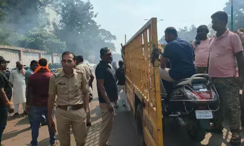 10 चार पहिया वाहनों पर जुर्माना सात दोपहिया वाहन जब्त 10 चार पहिया वाहनों पर जुर्माना सात दोपहिया वाहन जब्त