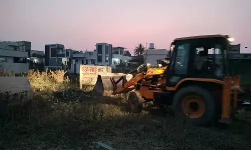 अनाधिकृत लेआउट निर्माण पर चला मनपा का बुलडोजर अनाधिकृत लेआउट निर्माण पर चला मनपा का बुलडोजर
