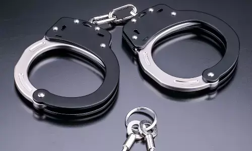 शराब के नशे में आरोपियों ने दोस्त के गर्दन पर किया चाकू से वार, दोनों गिरफ्तार