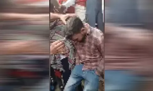 मुजफ्फरनगर में चोरी शक में युवक का सिर मुंडवाया, दो गिरफ्तार मुजफ्फरनगर में चोरी शक में युवक का सिर मुंडवाया, दो गिरफ्तार