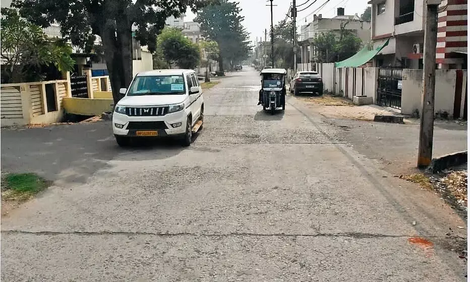 एक्सीडेंटल प्वाॅइंट बनती जा रही कॉलोनी की मुख्य सड़क