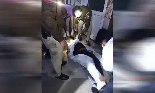 दिल्ली के अस्पताल में पानी की टंकी के अंदर करंट लगने से इंजीनियर, दो प्लंबर की मौत दिल्ली के अस्पताल में पानी की टंकी के अंदर करंट लगने से इंजीनियर, दो प्लंबर की मौत