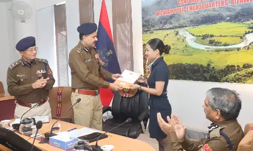 मिजोरम पुलिस ने ड्रग्स की जब्ती में पुलिस की मदद करने के लिए इंडिगो की कर्मचारी को पुरस्कृत किया