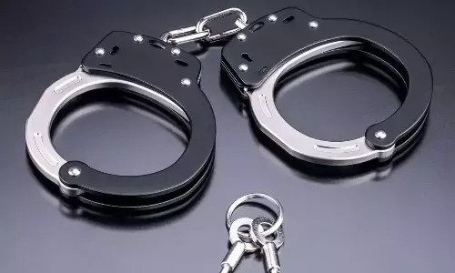 बुजुर्ग महिला को सड़क पर पटककर बेरहमी से पीटा, वीडियो आया सामने, आरोपी गिरफ्तार