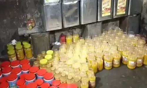 दिल्ली में नकली घी बनाने वाली यूनिट का भंडाफोड़, अमूल, मदर डेयरी, पतंजलि की पैकेजिंग सामग्री बरामद