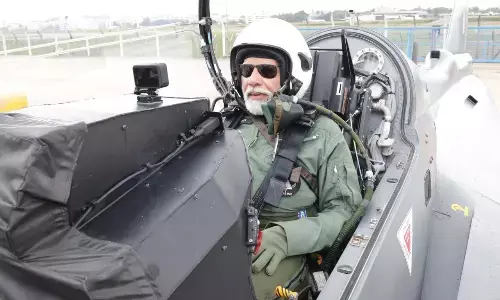 पीएम मोदी ने तेजस फाइटर जेट में भरी उड़ान