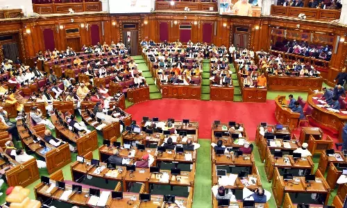 यूपी विधानसभा सत्र : सदन में मोबाइल लेकर नहीं जा सकेंगे नेता यूपी विधानसभा सत्र : सदन में मोबाइल लेकर नहीं जा सकेंगे नेता