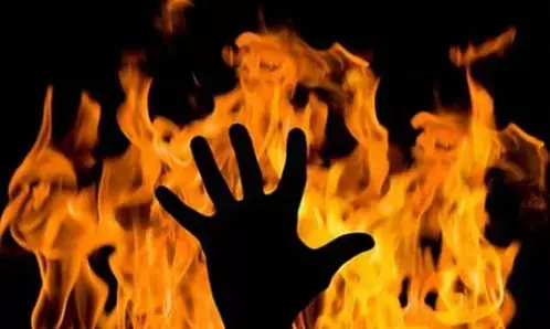 इमारत में आग लगने से वरिष्ठ नागरिक और पत्नी की मौत, 3 घायल