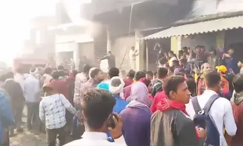 घर में आग लगने से 5 लोग झुलसे, 3 की मौत