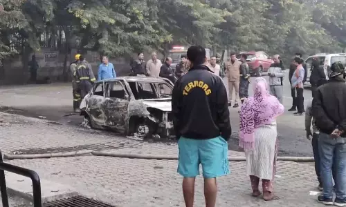 कार में लगी आग, दो लोगों की जलकर मौत कार में लगी आग, दो लोगों की जलकर मौत