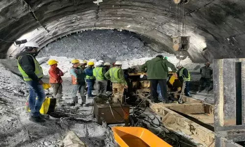 हैवी ऑगर मशीन पूरी तरह से क्षतिग्रस्त, मैनुअल ड्रिलिंग पर किया जा रहा विचार हैवी ऑगर मशीन पूरी तरह से क्षतिग्रस्त, मैनुअल ड्रिलिंग पर किया जा रहा विचार