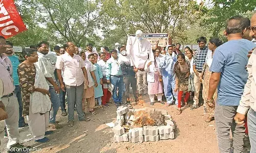 मांगे मंजूर नहीं होने से ठेका स्वास्थ्य कर्मी हुए आक्रामक