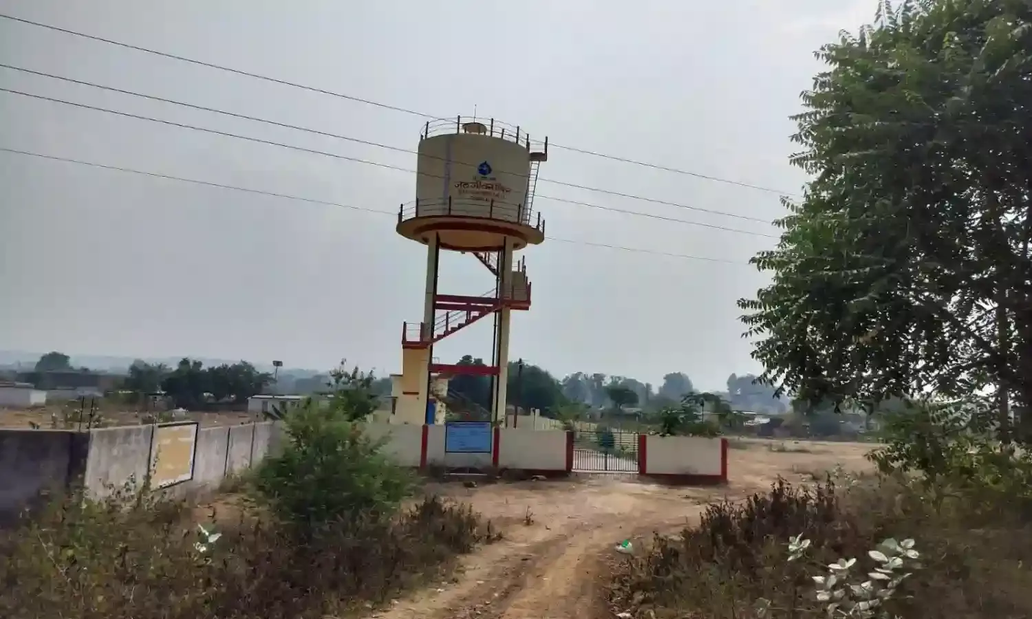 जर्जर पाईपों से हो रही सप्लाई, बर्बाद हो रहा सैकडों लीटर पानी