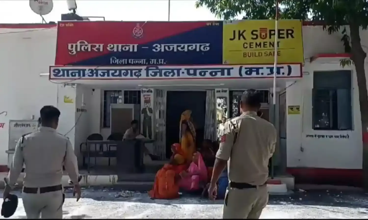 बैग गायब होने से युवती परेशान, अजयगढ थाना में शिकायत