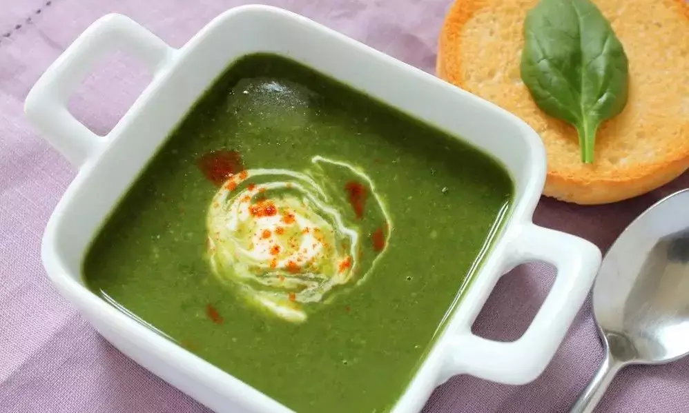 सर्दियों में बनाकर पीएं हेल्दी एंड टेस्टी पालक का सूप, इस आसान रेसिपी से