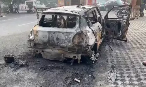 कार में जलकर मरने वाले दोनों युवकों की हुई पहचान, हादसा या साजिश, पुलिस कर रही जांच कार में जलकर मरने वाले दोनों युवकों की हुई पहचान, हादसा या साजिश, पुलिस कर रही जांच