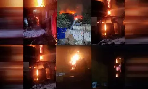 दिल्ली में जूता फैक्ट्री में लगी भीषण आग